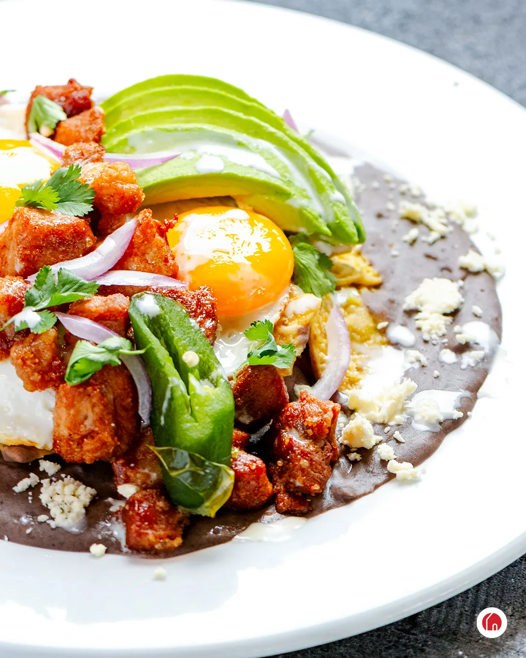 Desayuno típico con huevo, plátano frito, frijol y aguacate