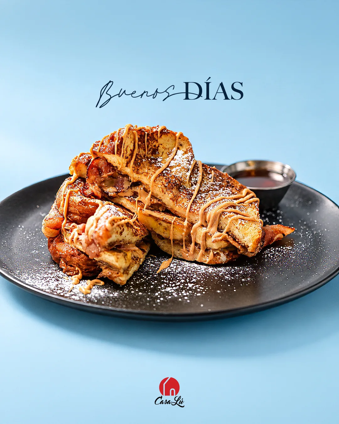 Tostadas a la francesa con azúcar glas y miel sobre plato negro